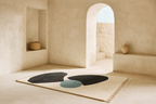 Rug with circular patterns in a minimalistic room with archways and neutral decor. laine 100% naturelle tapis fais a la main naturug hand made rug morocco maroc marocain